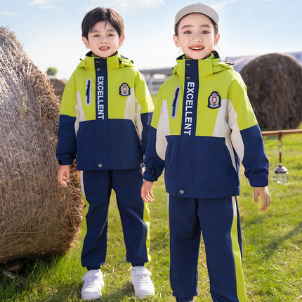 幼儿园园服春秋新款绿色冲锋衣三件套冬季儿童运动班服小学生校服