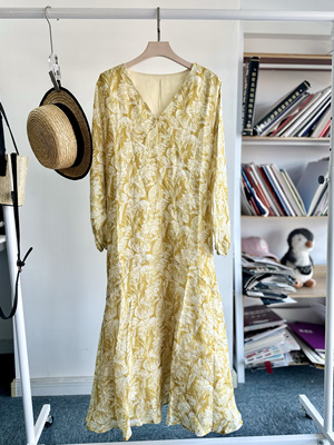 2025法式优雅V领碎花苎麻连衣裙女宽松显瘦百搭休闲海边度假风