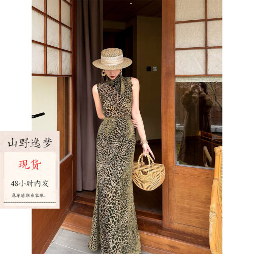 山野逸梦2026年春夏新品 复古豹纹无袖连衣裙女修身性感港风套装