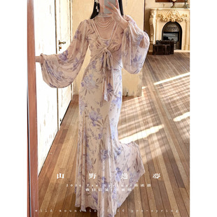 山野逸梦2026年春季新款灯笼袖碎花气质连衣裙女长款系带收腰氛