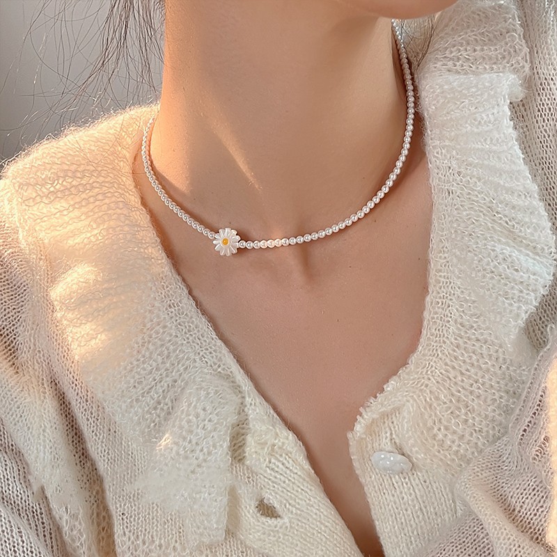 钛钢奶油色正圆贝珠项链贝壳雏菊吊坠锁骨链小米珍珠细款贝珠项链