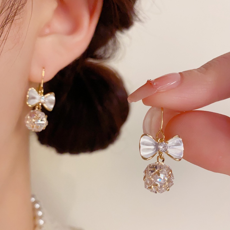 小众简约薄涂蝴蝶结球球耳钩女轻奢时尚百搭设计感高品质耳环