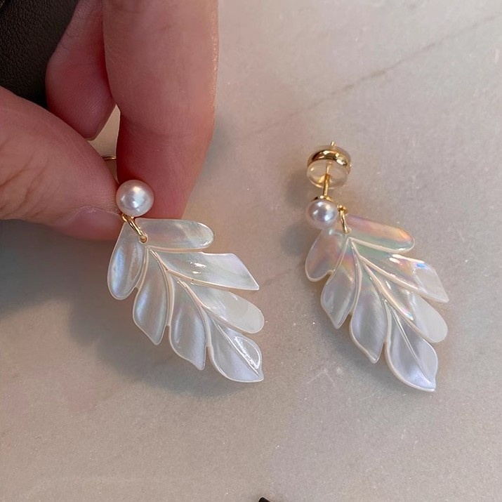 法式浪漫珍珠耳环天然白蝶贝小众设计时尚白贝母枫叶长款