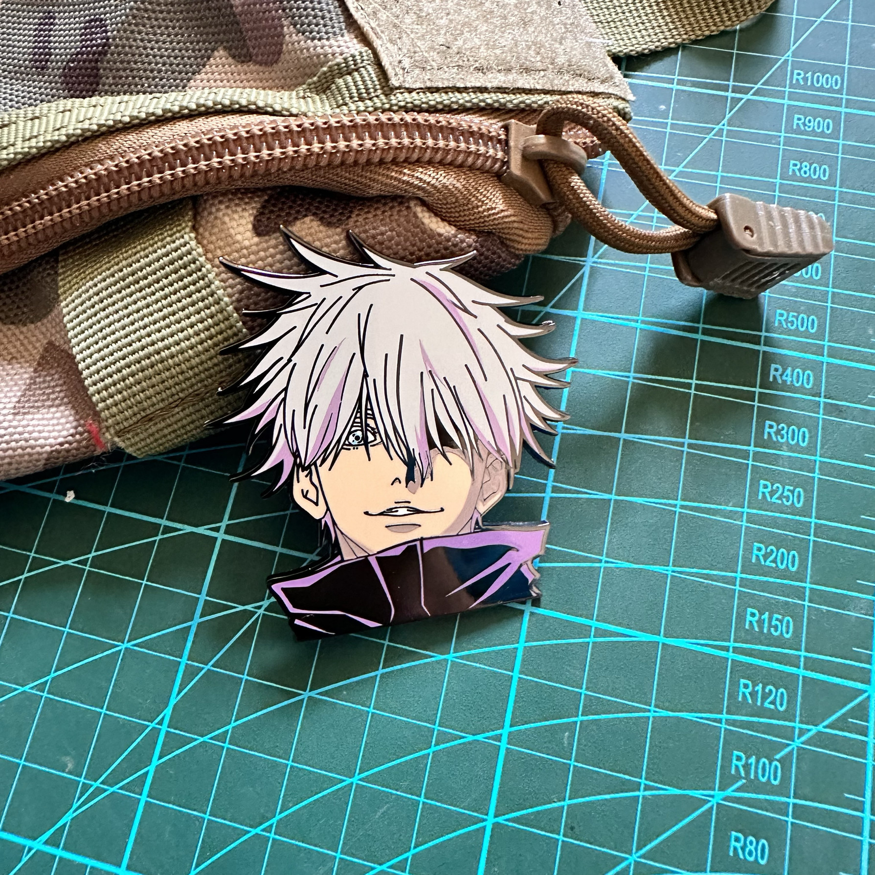 五条悟金属徽章 咒术回战动漫胸针周边 卡通创意书包装饰别针