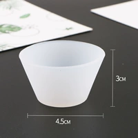 Большой силиконовый дозатор серебристого цвета.