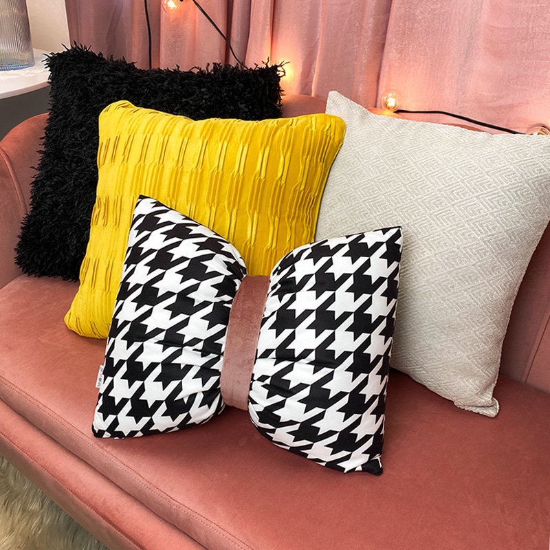 现代简约沙发靠枕床上