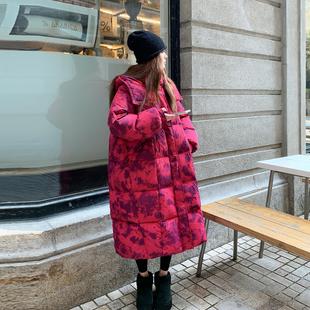 玫红色中长款碎花连帽羽绒服女2025冬设计感保暖减龄90白鸭绒外套
