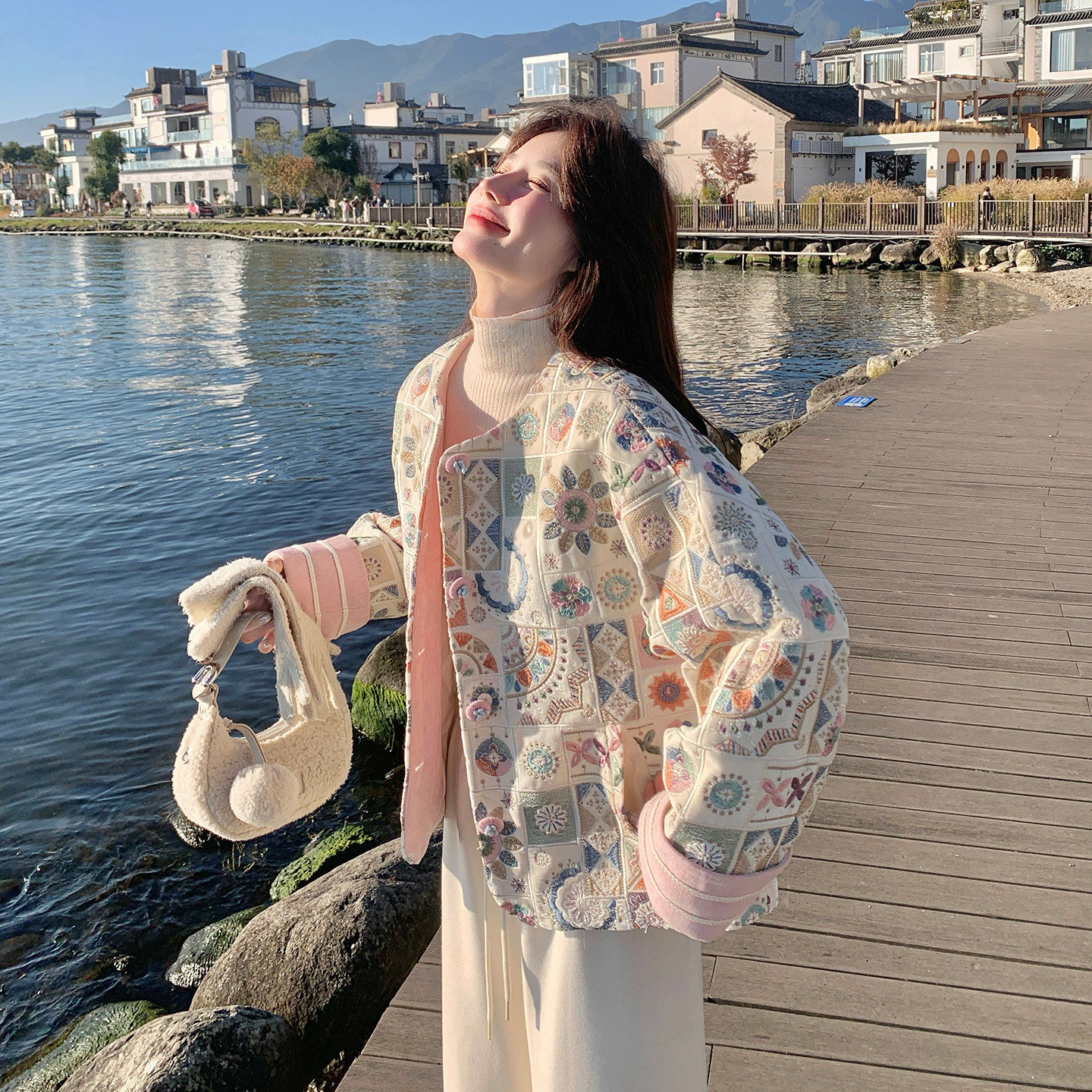 设计感超好看短款刺绣羽绒服女2025冬小个子减龄保暖90白鸭绒外套