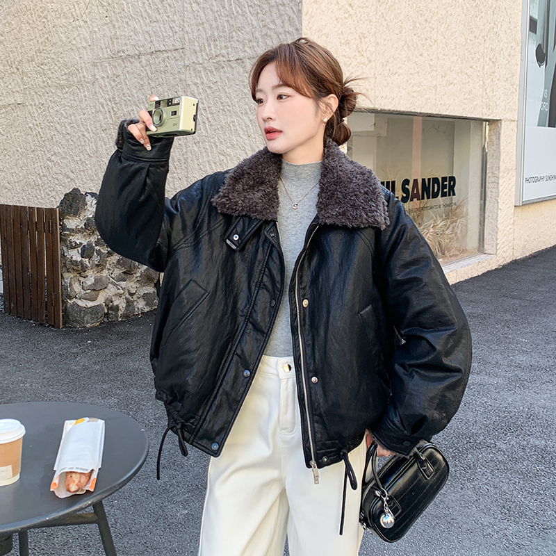黑色90绒pu皮羽绒服女2025新款冬季复古羊羔毛领加厚保暖皮衣外套