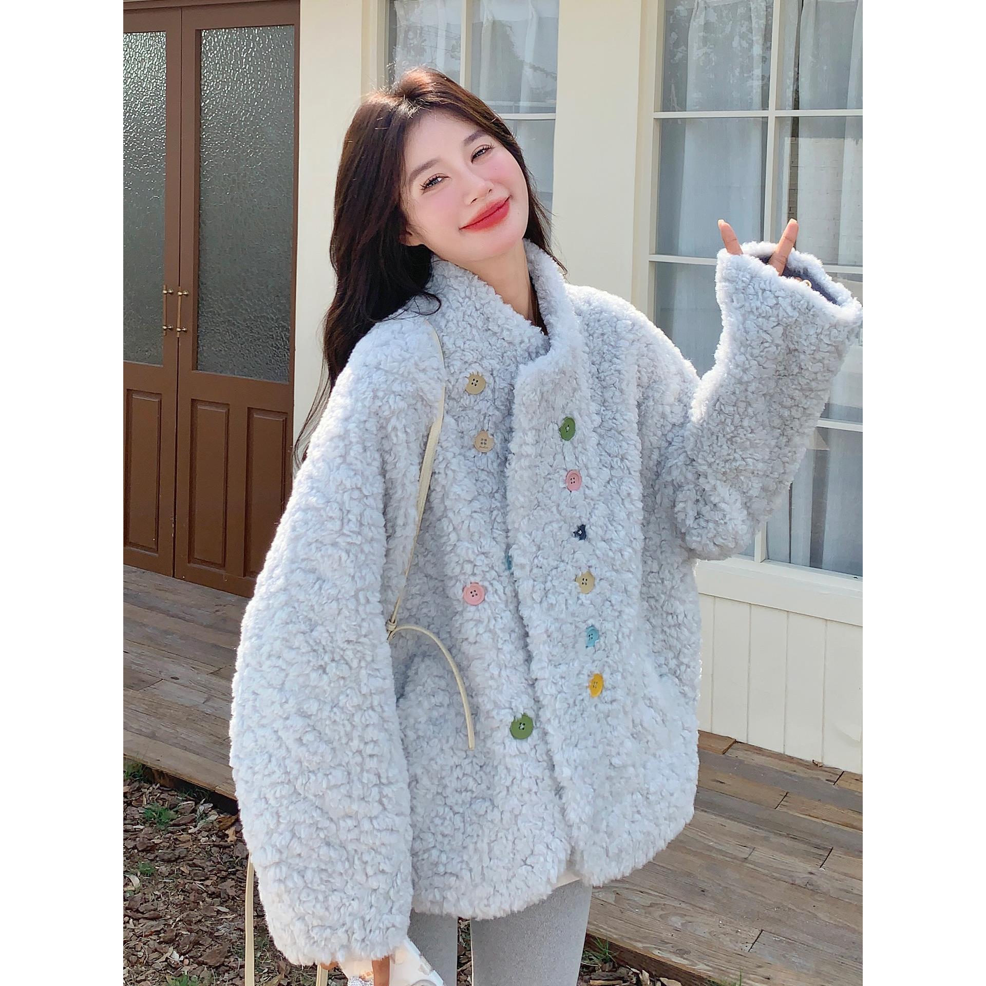 蓝色超好看彩色扣羊羔毛短外套女2025冬新款宽松保暖皮毛一体棉服