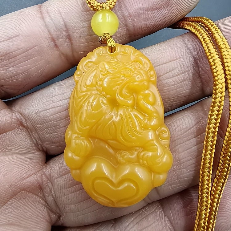 黄龙玉十二生肖吊坠和天然田玉黄玉鼠牛虎兔龙蛇马羊猴鸡狗猪玉坠