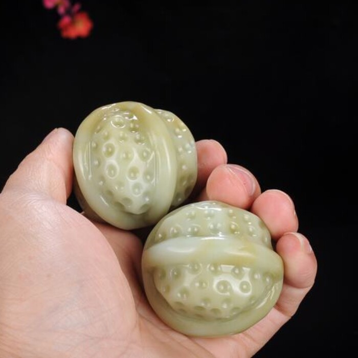 正品新疆籽料和田玉糖料核桃手把件玉把件手溜球羊脂玉手把玩件