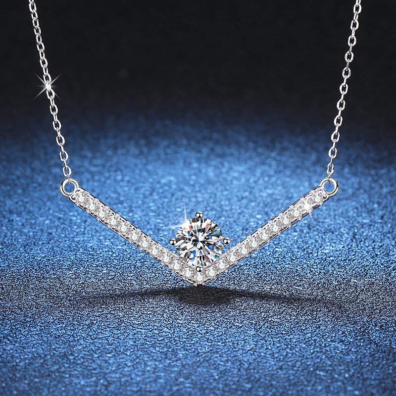 S925银镀18K金PT950铂金镶1克拉D色莫桑石满钻锁骨链V形字母项链