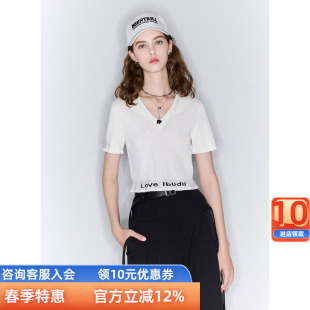三彩ibudu2024夏季新款修身短款V领短袖针织衫字母提花收腰女