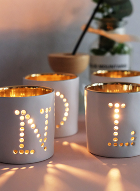 设计师款鎏金陶瓷镂空蜡烛杯摆件