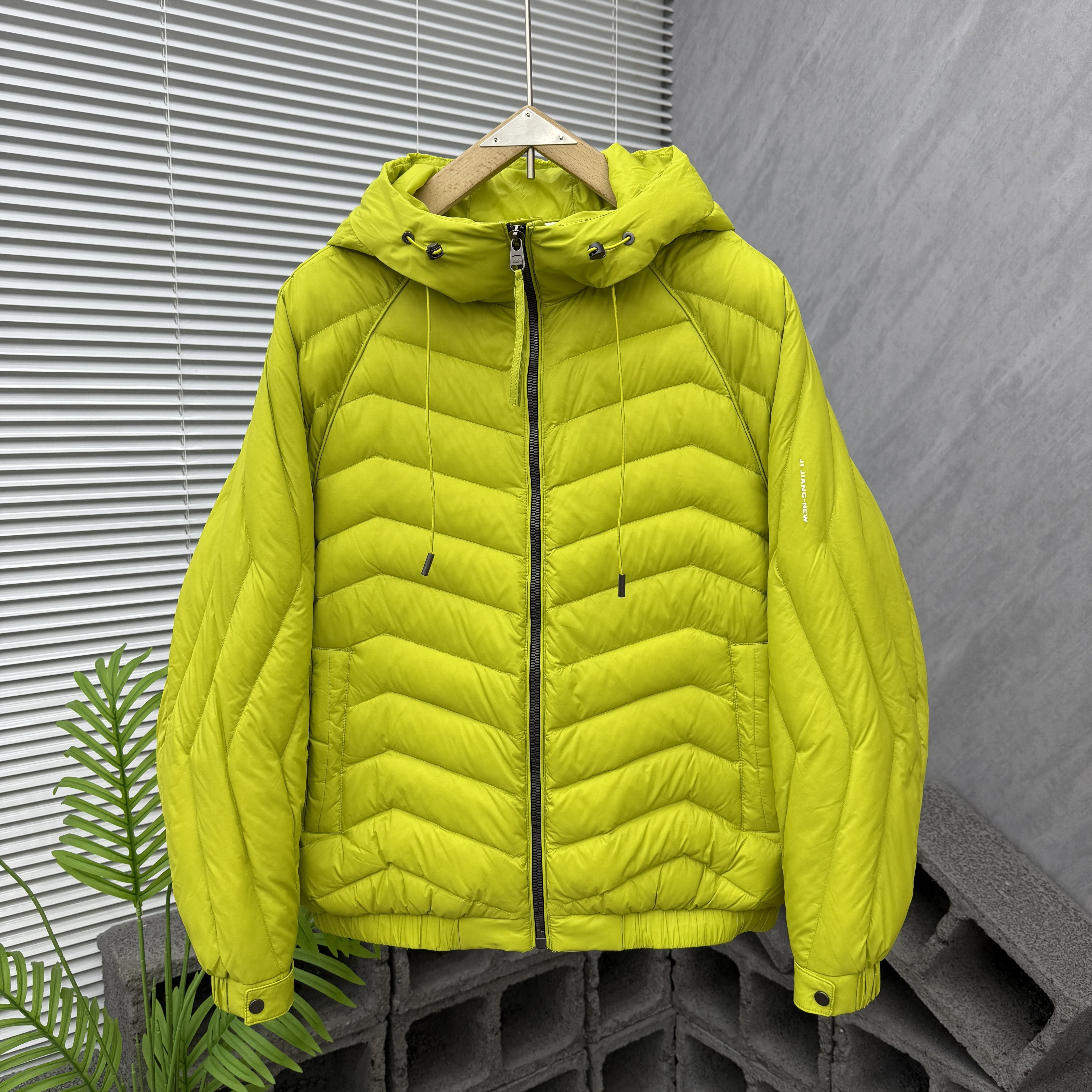 简约轻薄连帽羽绒服男冬季新款三防面料新国标90白鸭绒外套夹克男