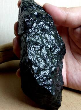 新疆和田戈壁料风化好原皮细腻黑青原石鱼皮沧桑感完整把件