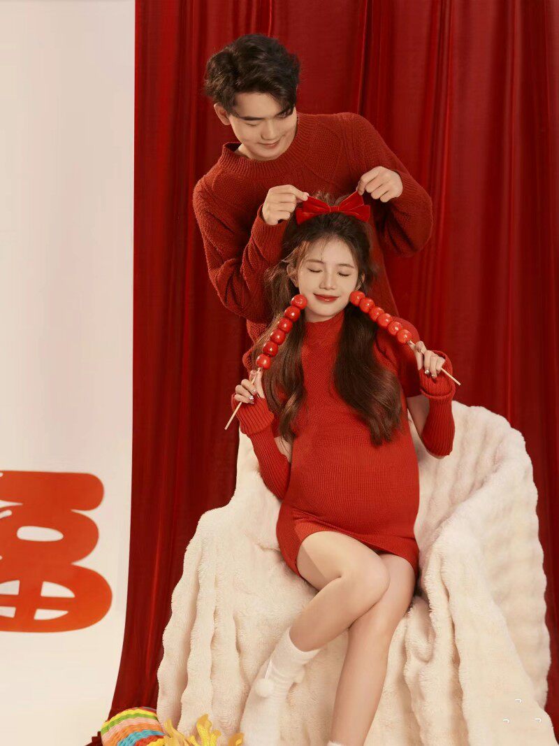 喜庆红色毛衣孕妈艺术照