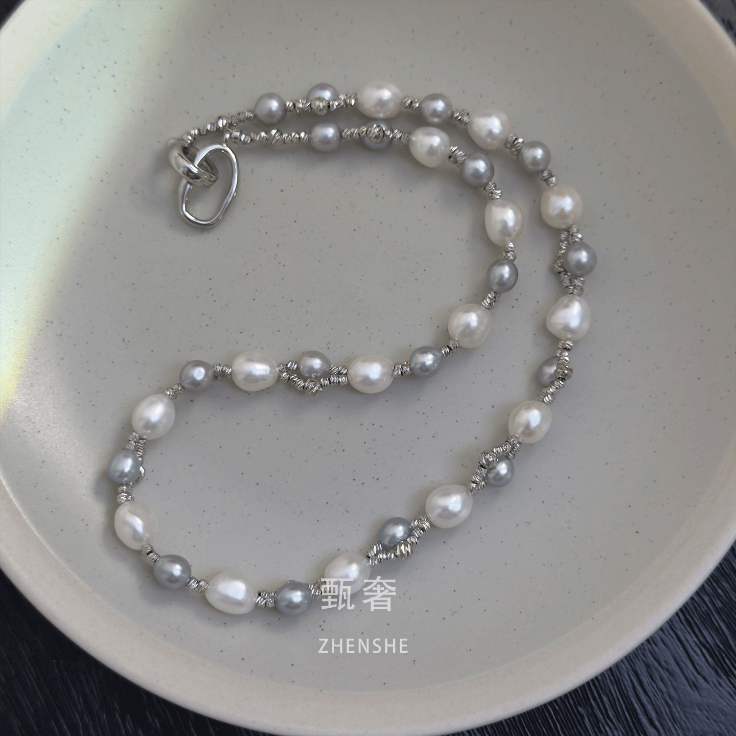 《辰昏交错》原创设计灰色和白色大小间隔淡水珍珠编织锁骨项链