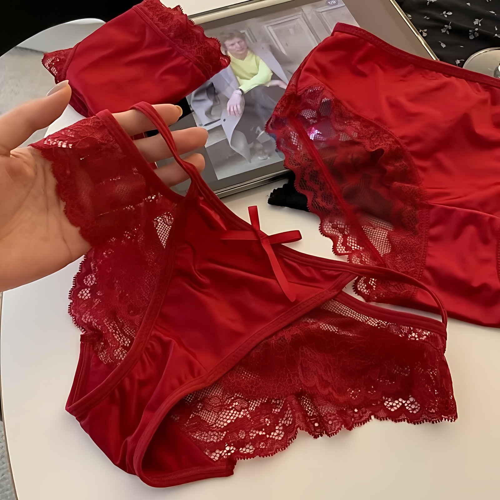 红色性感迷人蕾丝透明内裤女缎面