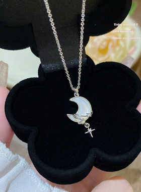 新款月亮钛钢项链轻奢小众ins贝母吊坠韩版小清新个性优雅锁骨链