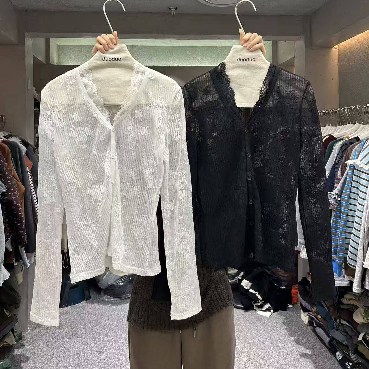 2025冬季新款DUODUO休闲百搭纯欲风蕾丝花边小衫V领打底叠穿上衣