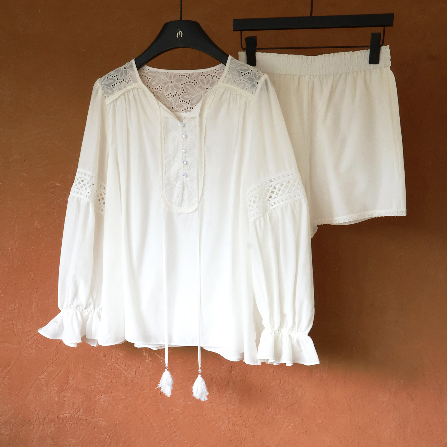 松弛感白色镂空刺绣系带衬衫女