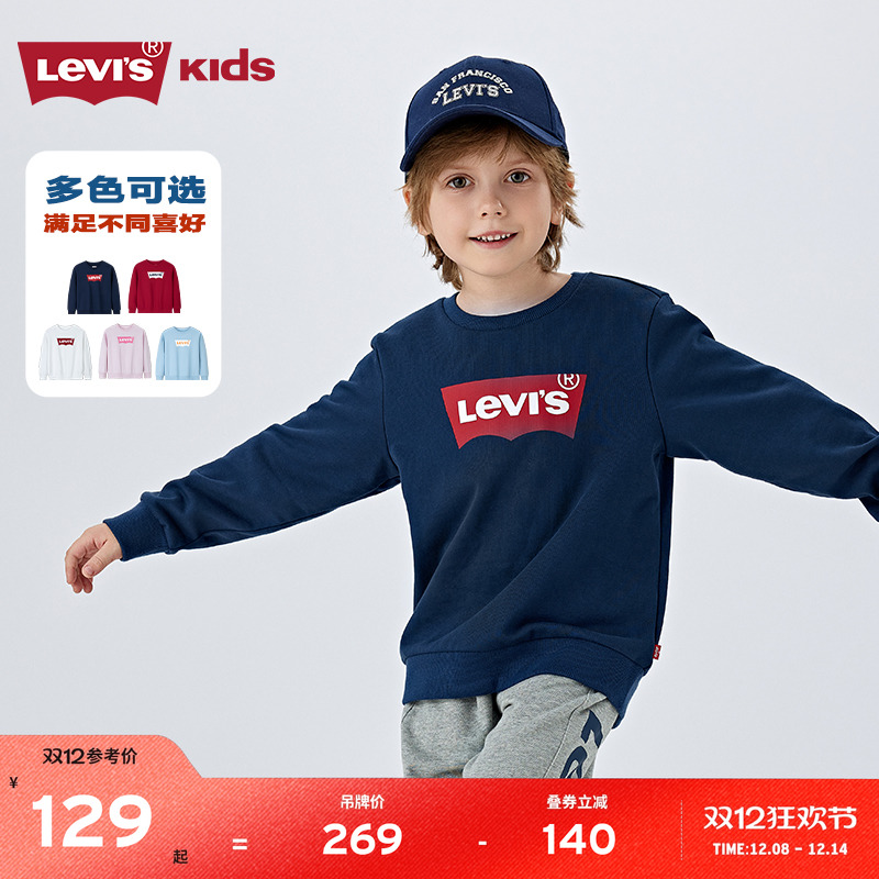 胸前撞色蝙蝠标装饰，体现品牌特征