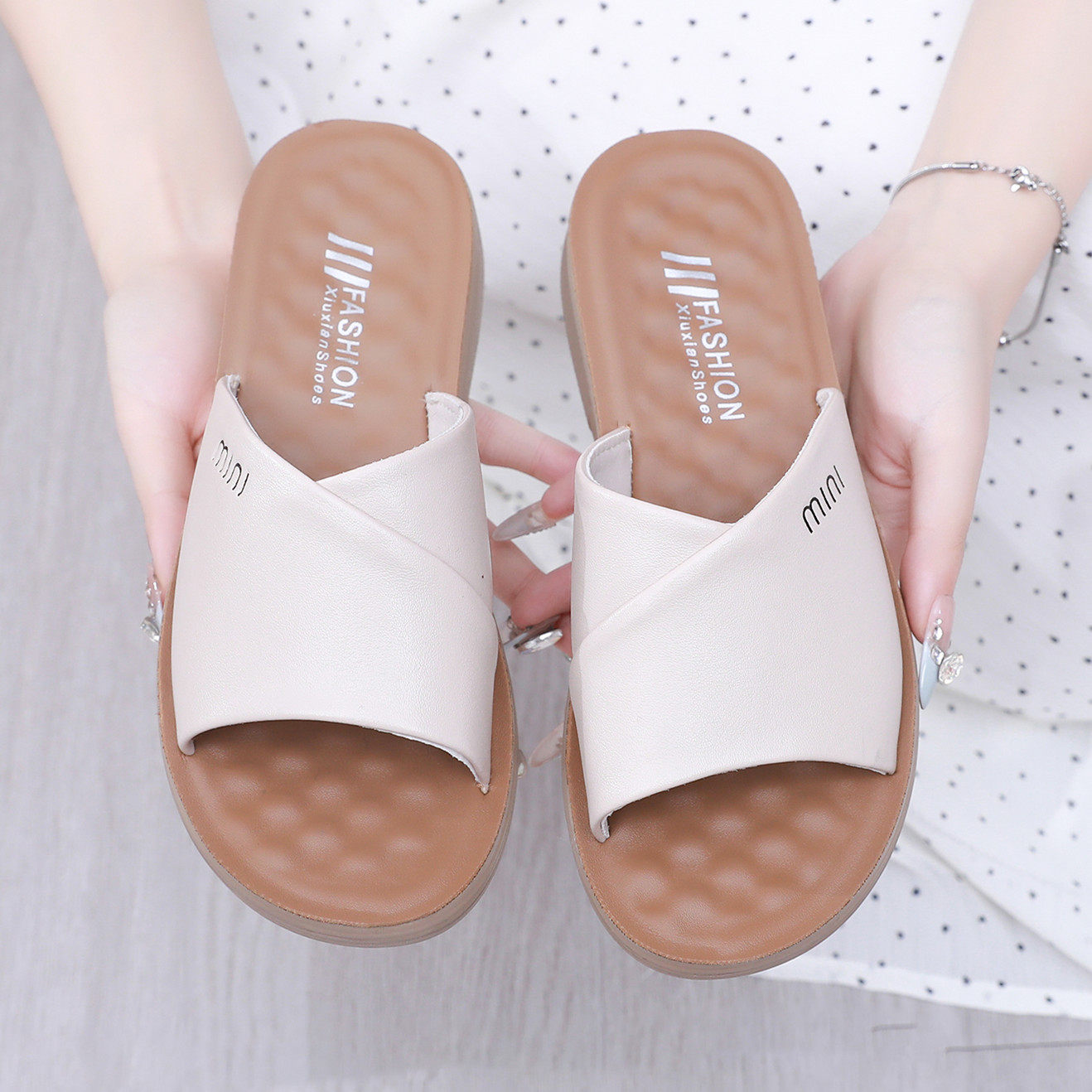 2024中年妈妈拖鞋外穿夏季平底防滑软底一字拖女士皮面休闲凉拖鞋,女鞋,一字拖,淘宝优惠券,粉丝福利购,淘宝优惠卷