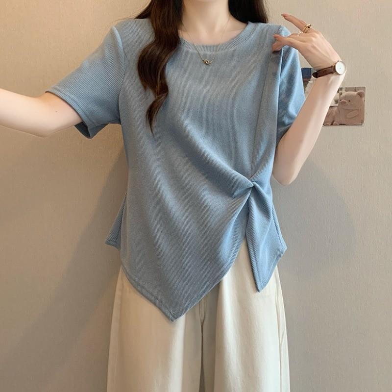 浅蓝色正肩短袖T恤女夏季2025今年流行的大码胖mm收腰不规则上衣