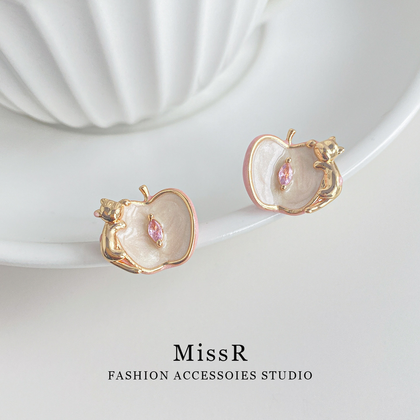 精致偷吃苹果的猫咪藕粉色珐琅耳钉女银针新款高级感耳环轻奢耳饰
