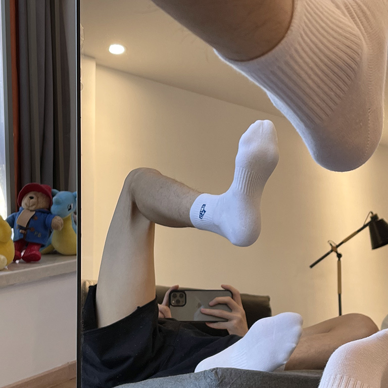 刺绣字母男短筒纯棉个性秋冬白袜