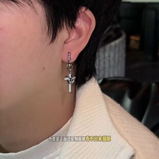 朋克哥特风十字架耳饰男生无耳洞磁吸耳夹亚比吊坠独特耳钉