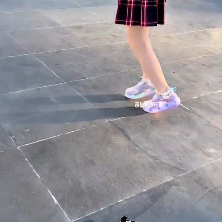 儿童八轮溜冰鞋女童发光四轮变形暴走鞋男学生便宜轮滑鞋爆款