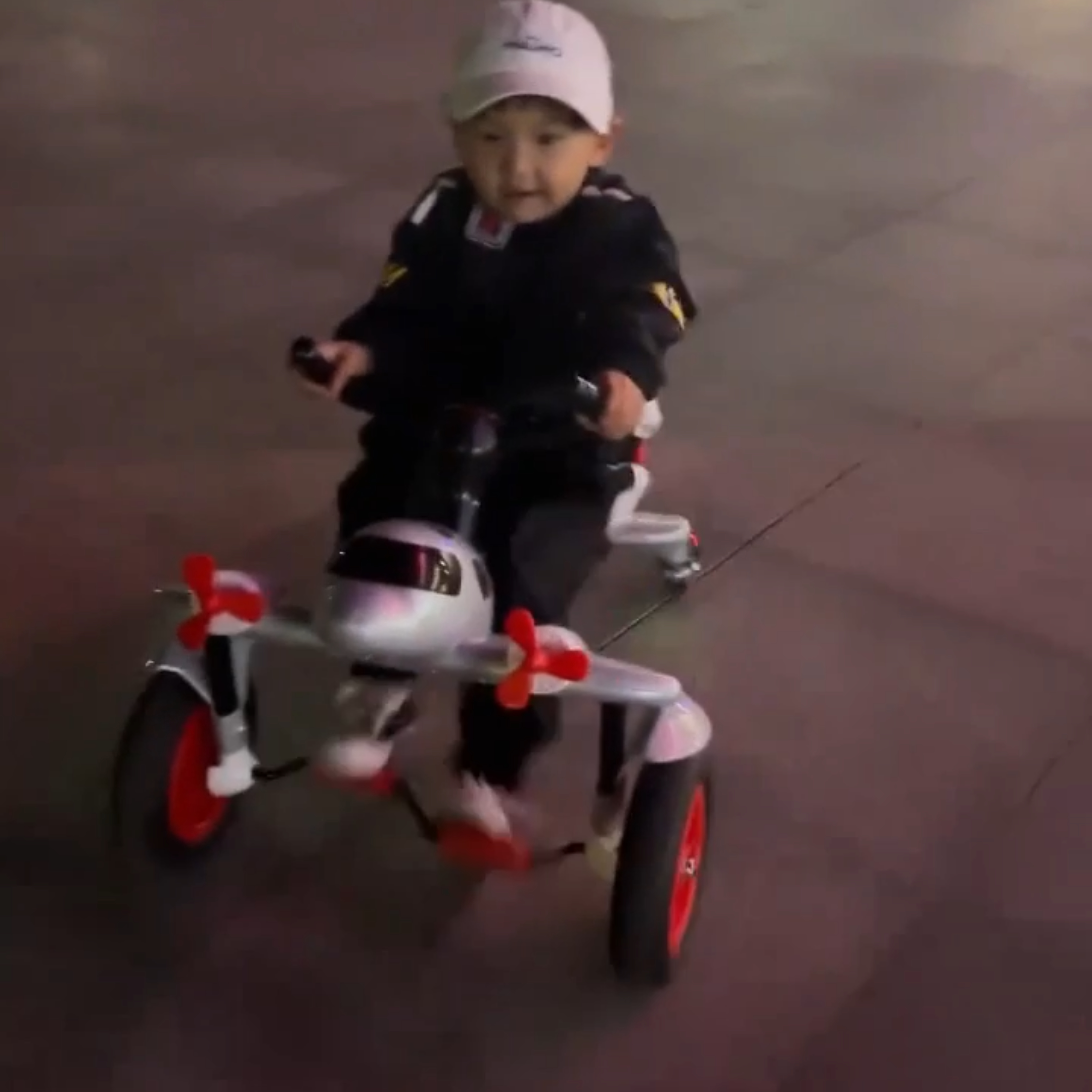 漂移车儿童脚踏车小飞机造型四轮宝宝滑行车玩具童车
