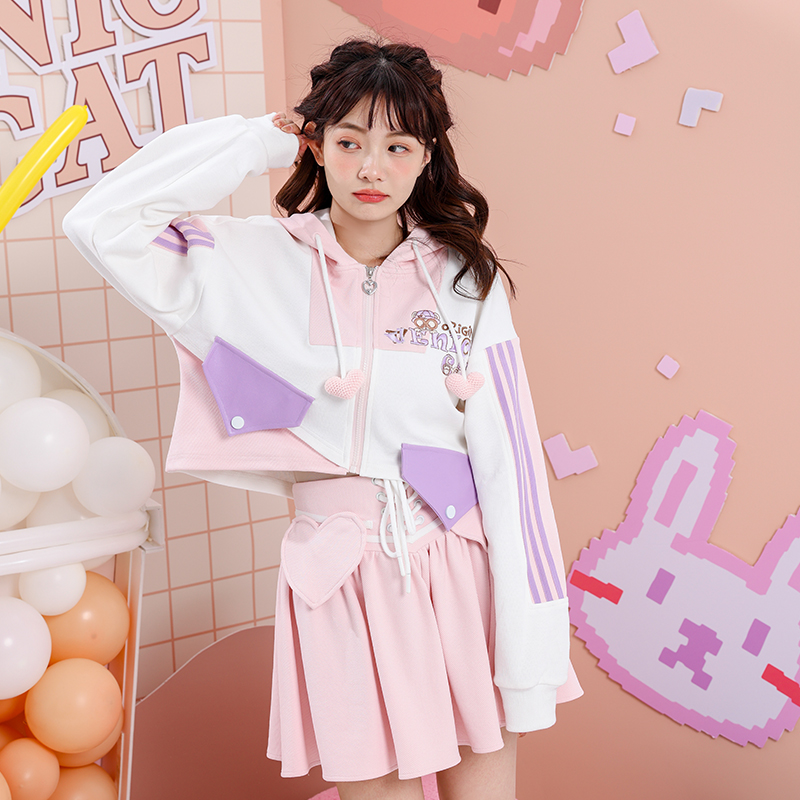 短款学院风小熊字母绣花卫衣