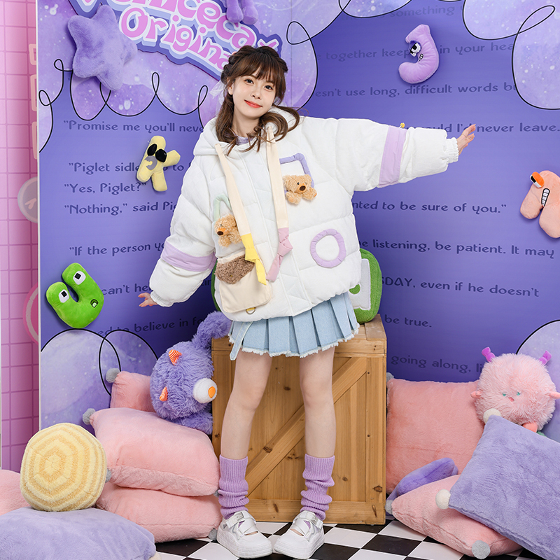 白色棋盘格连帽白鸭绒羽绒服