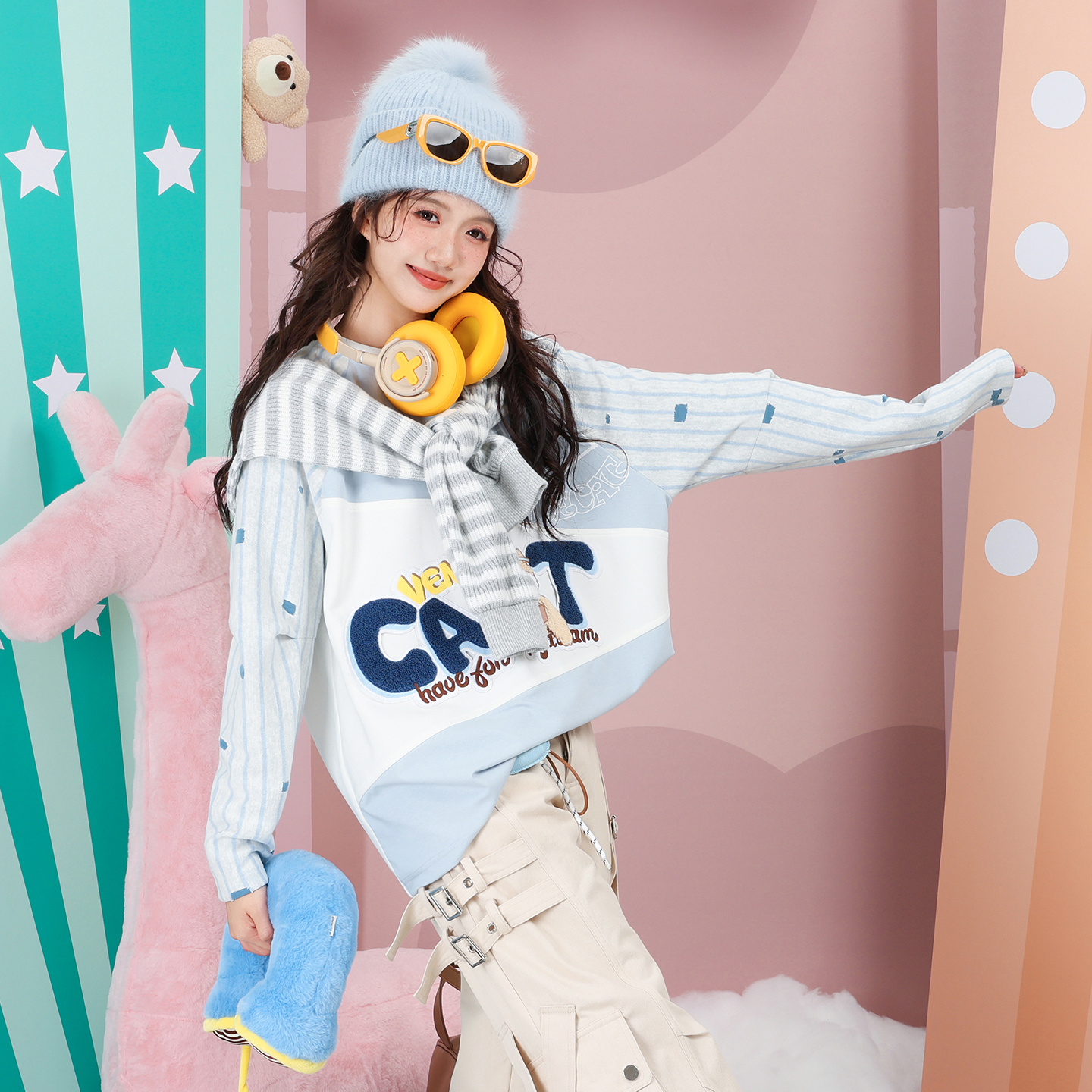 绣花小熊不对称拼色条纹卫衣