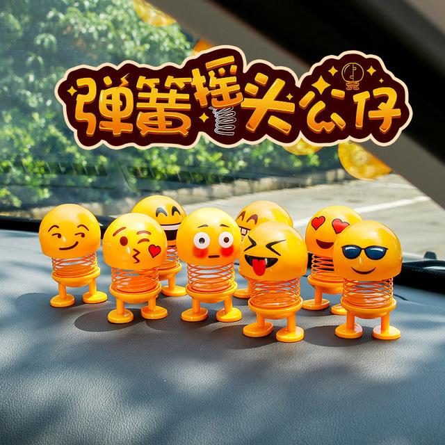 情侣可爱摆件可爱表情包福特嘉年华汽车摇头摆件公仔