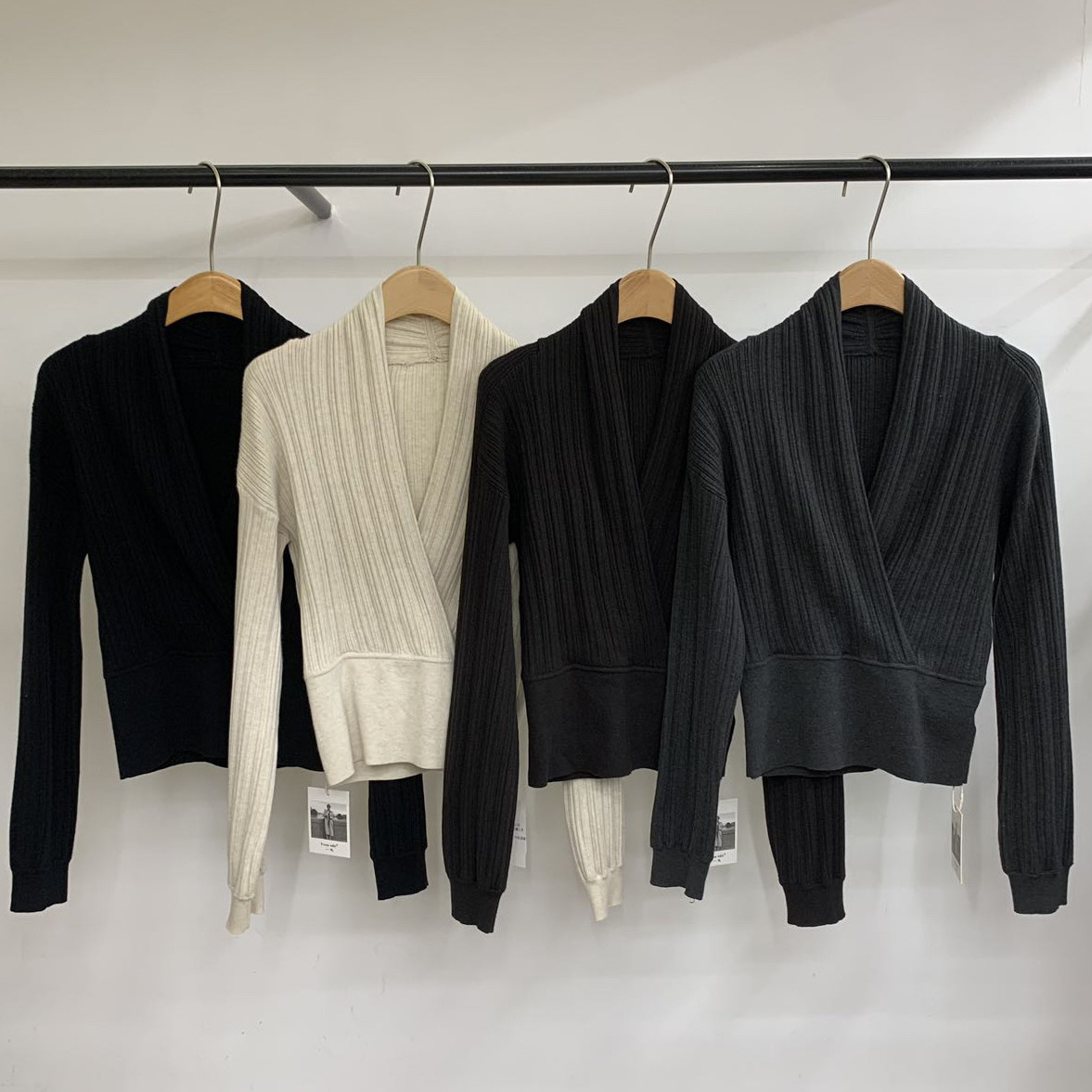 Yvon edit-26秋冬新款女装精致复古法式交叉领收腰上衣保暖毛衣女