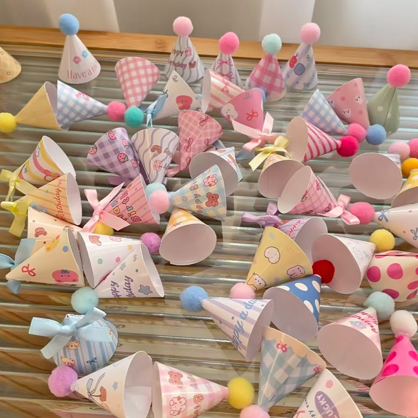 卡通生日帽迷你小帽子节日通用可爱甜美毛球装饰蛋糕装饰儿童纸帽