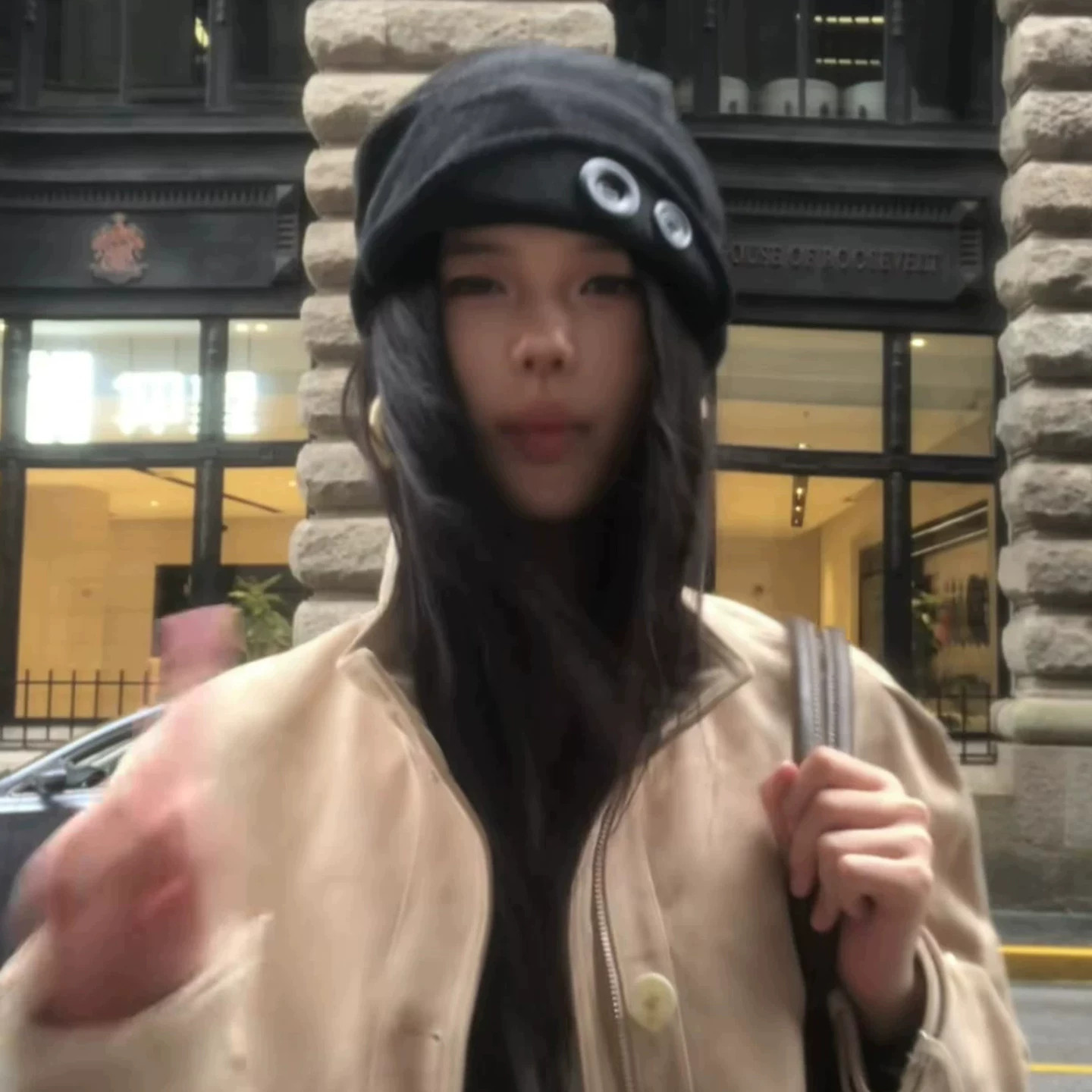 韩系辣妹风黑色纽扣显脸小冷帽