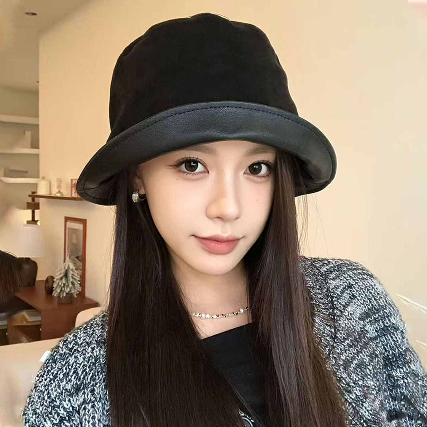 2026新款复古拼接pu皮渔夫帽女秋冬季素颜显脸小帽子时尚洋气盆帽