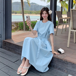 蓝色简单大方的连衣裙女夏2025新款超火减龄收腰显瘦高级感长裙子图片