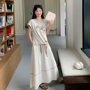 夏季减龄一整套穿搭女2025新款简约大气短袖T恤半身裙休闲两件套图片