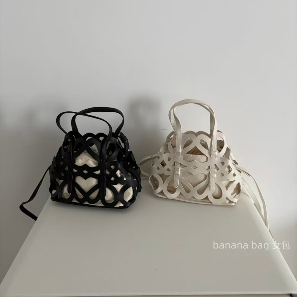 新款新品 个性时尚百搭复古镂空高级感水桶法式洋气手提斜跨女包