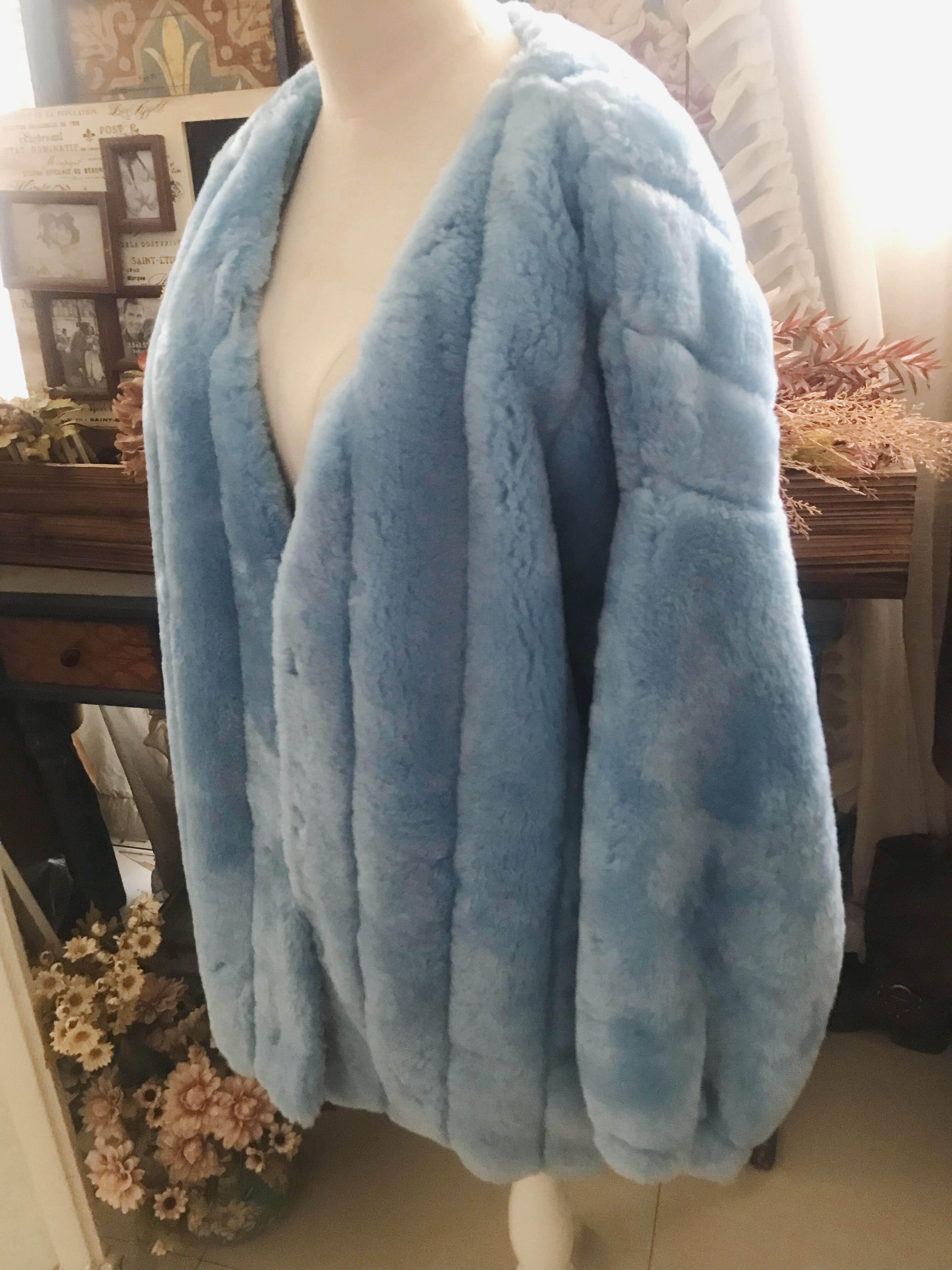 超美 大轮廓 线条勾勒的造型设计灵动 皮毛一体蓝色皮草大衣