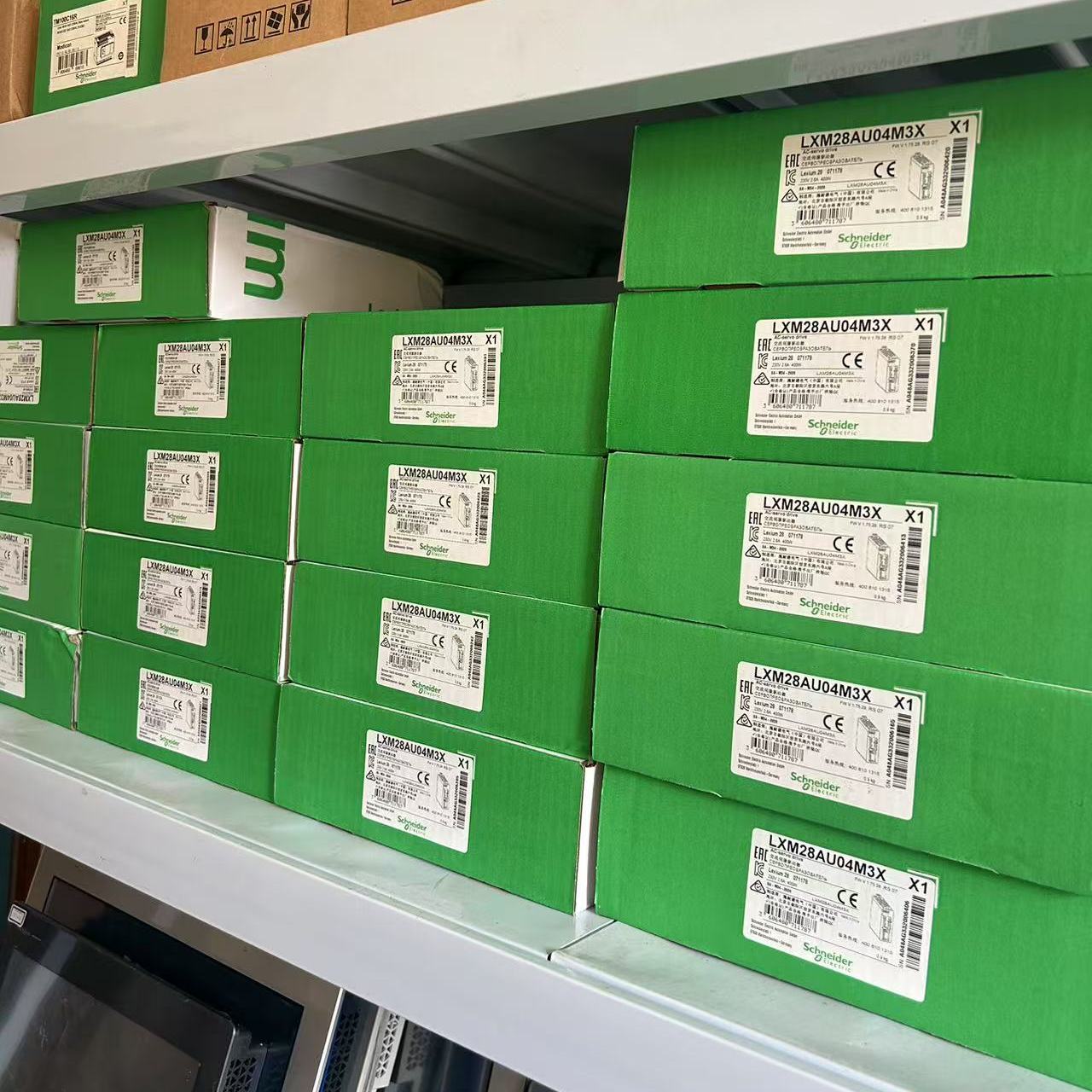全新原装施耐德伺服驱动器 LXM26DU04/26DU15/28AU04/28EU07M3X