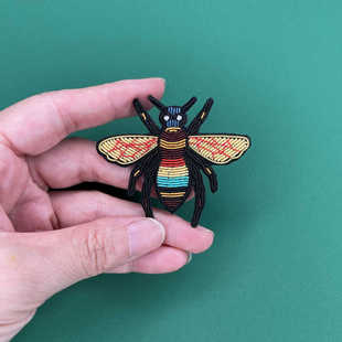 法式新款刺绣蜜蜂图案 手工缝制高档服装配饰 男女通用印度丝胸针