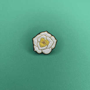 厂家直销小香风山茶花手工刺绣高档服装配饰男女通用印度丝胸针